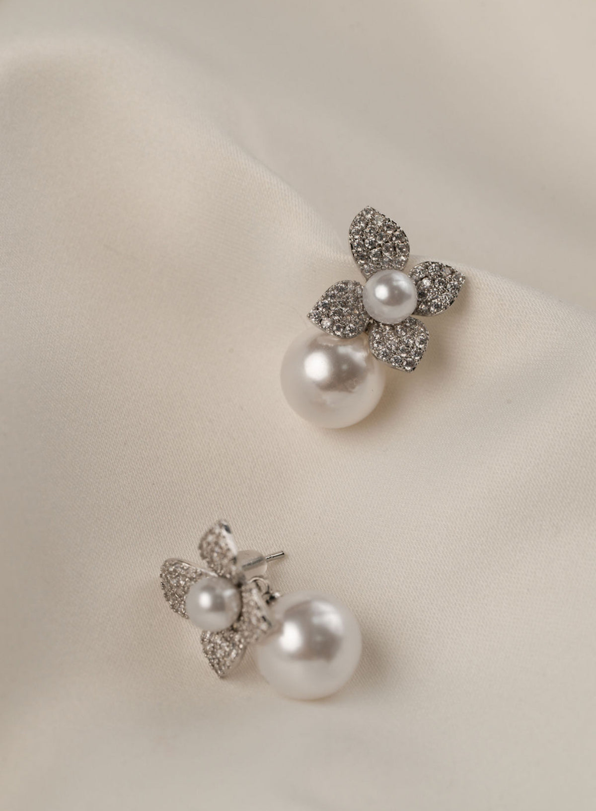 Eina - Silver Pearl Earring