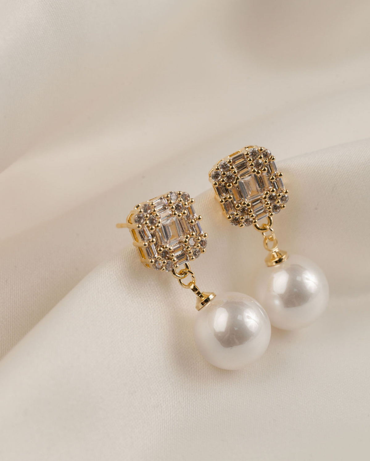 Annie - Gold Pearl Earring