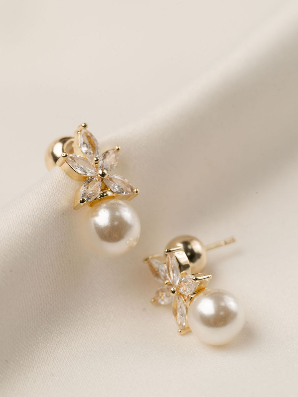 Betty - Gold Pearl Earring