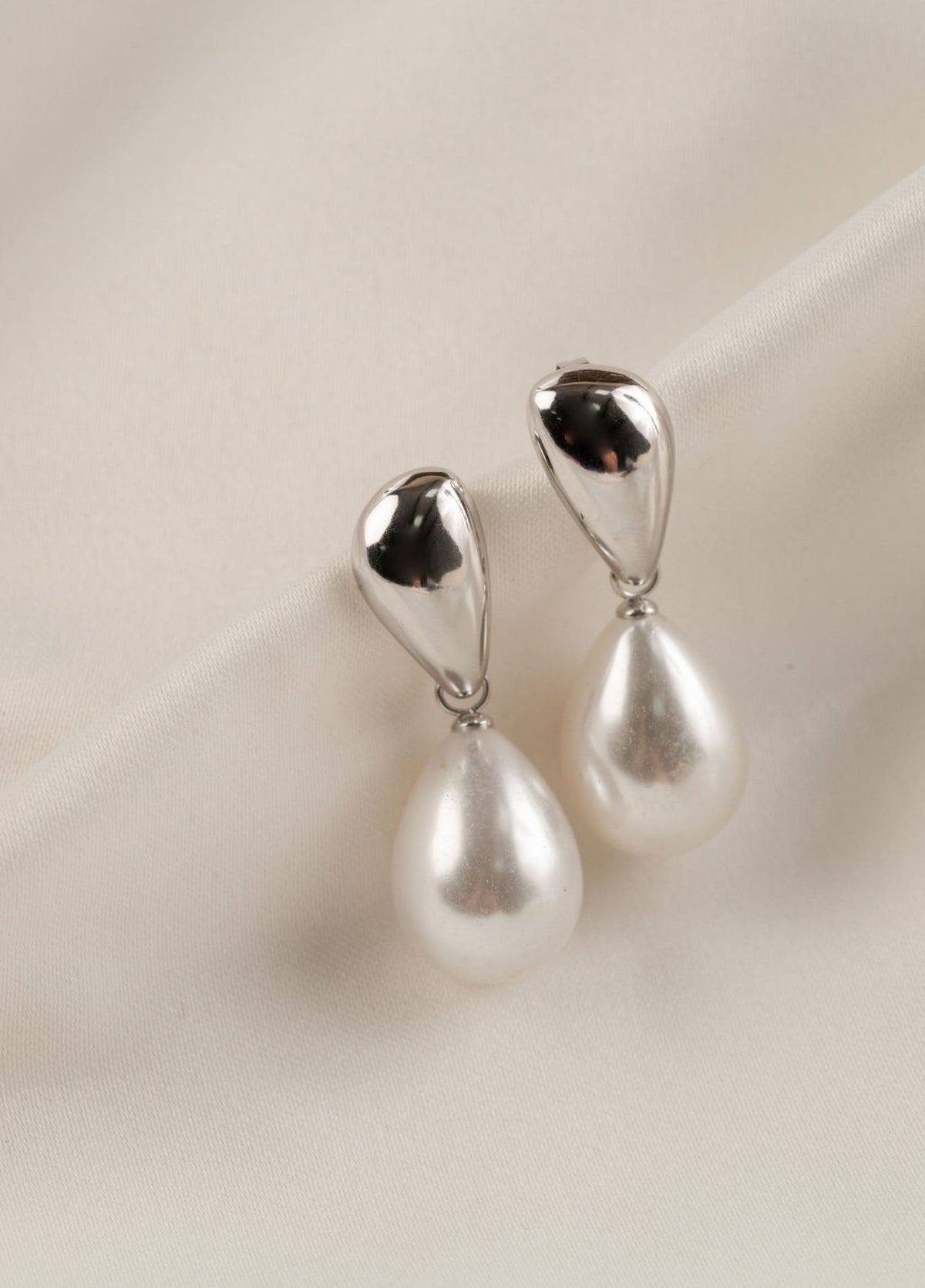 Imogen - Silver Pearl Earring