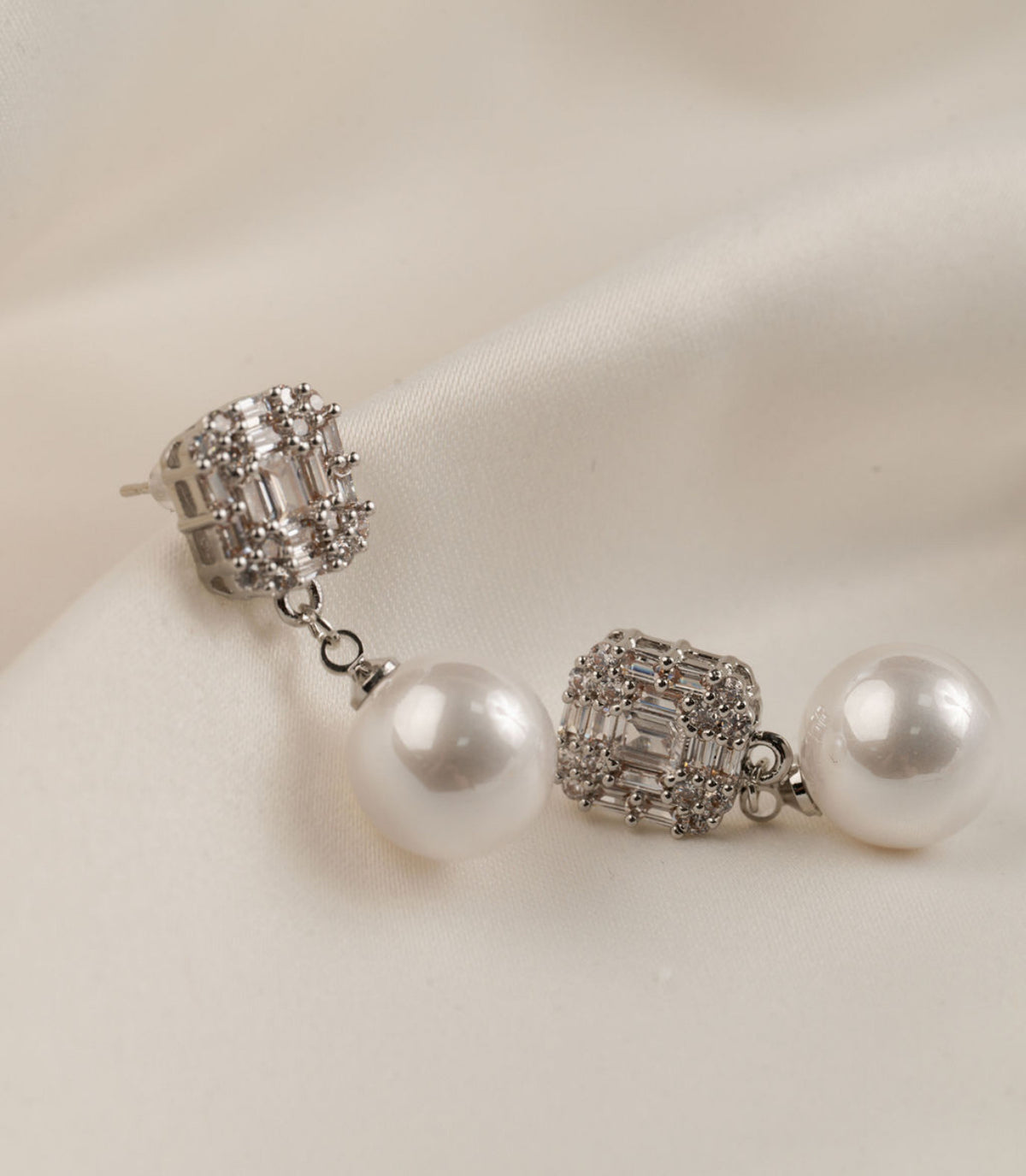 Annie - Silver Pearl Earring
