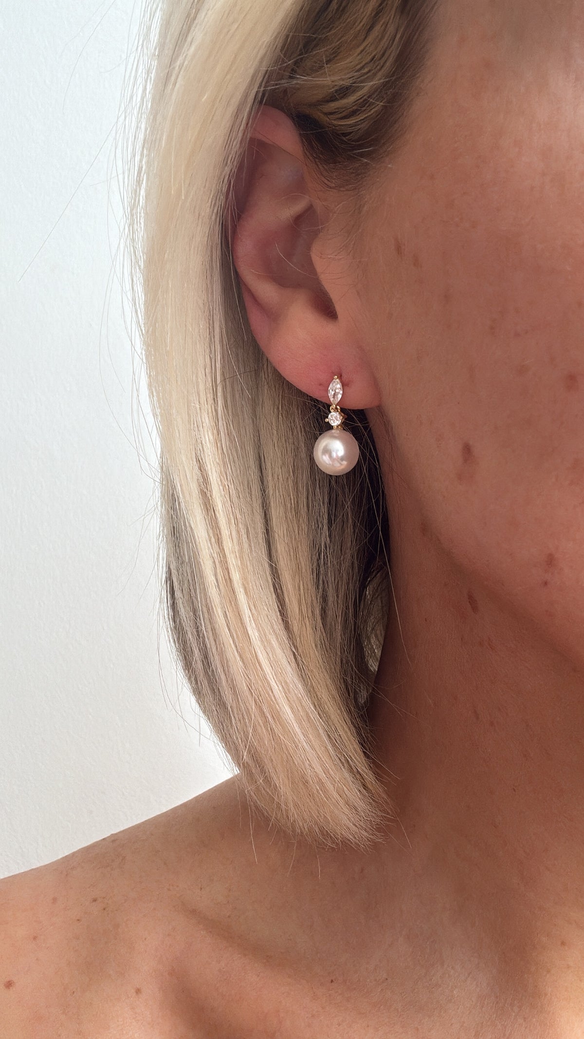 Kate - Gold Pearl Earring