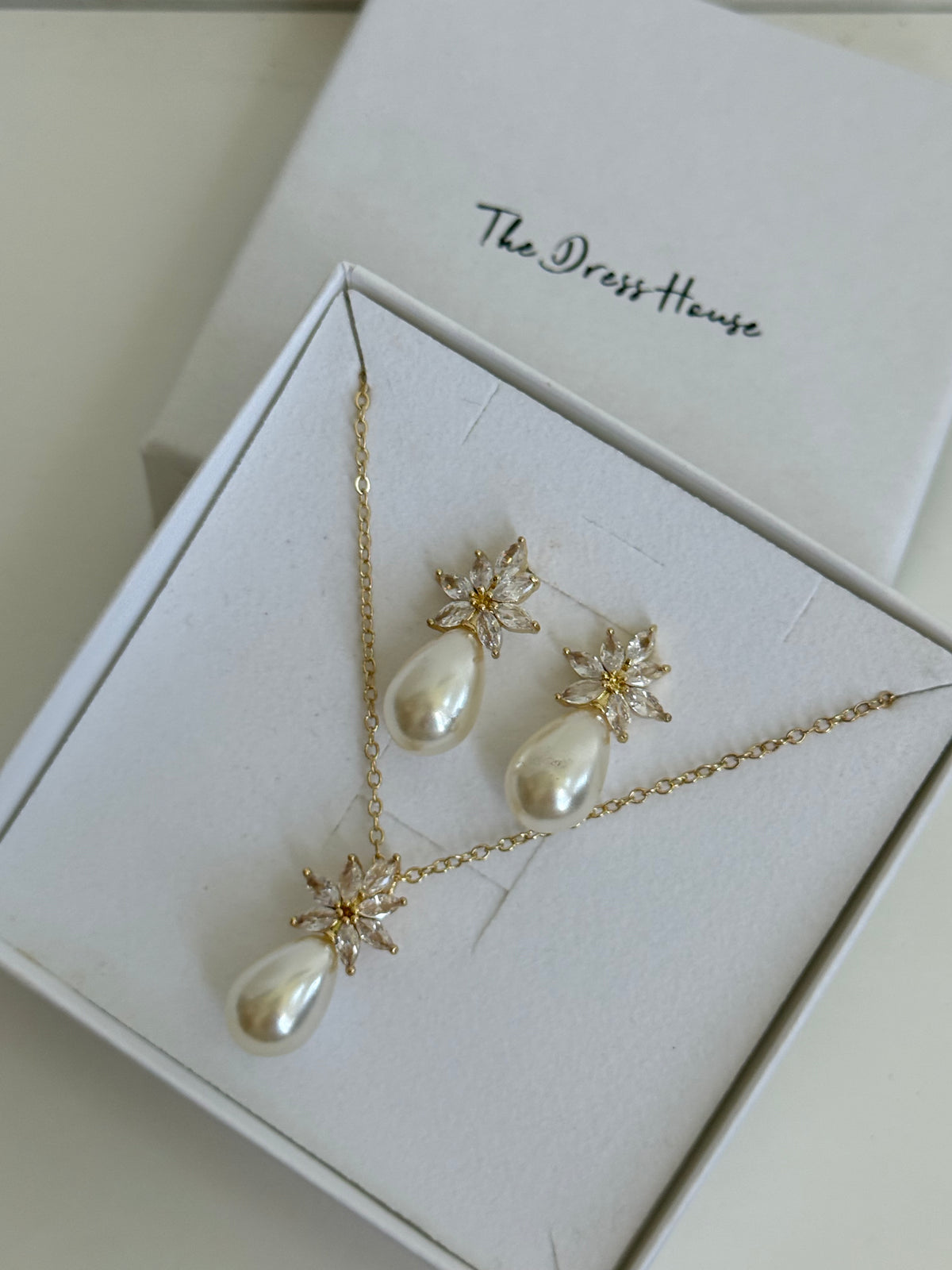 Bella - Gold Pearl Necklace Earring Gift Set