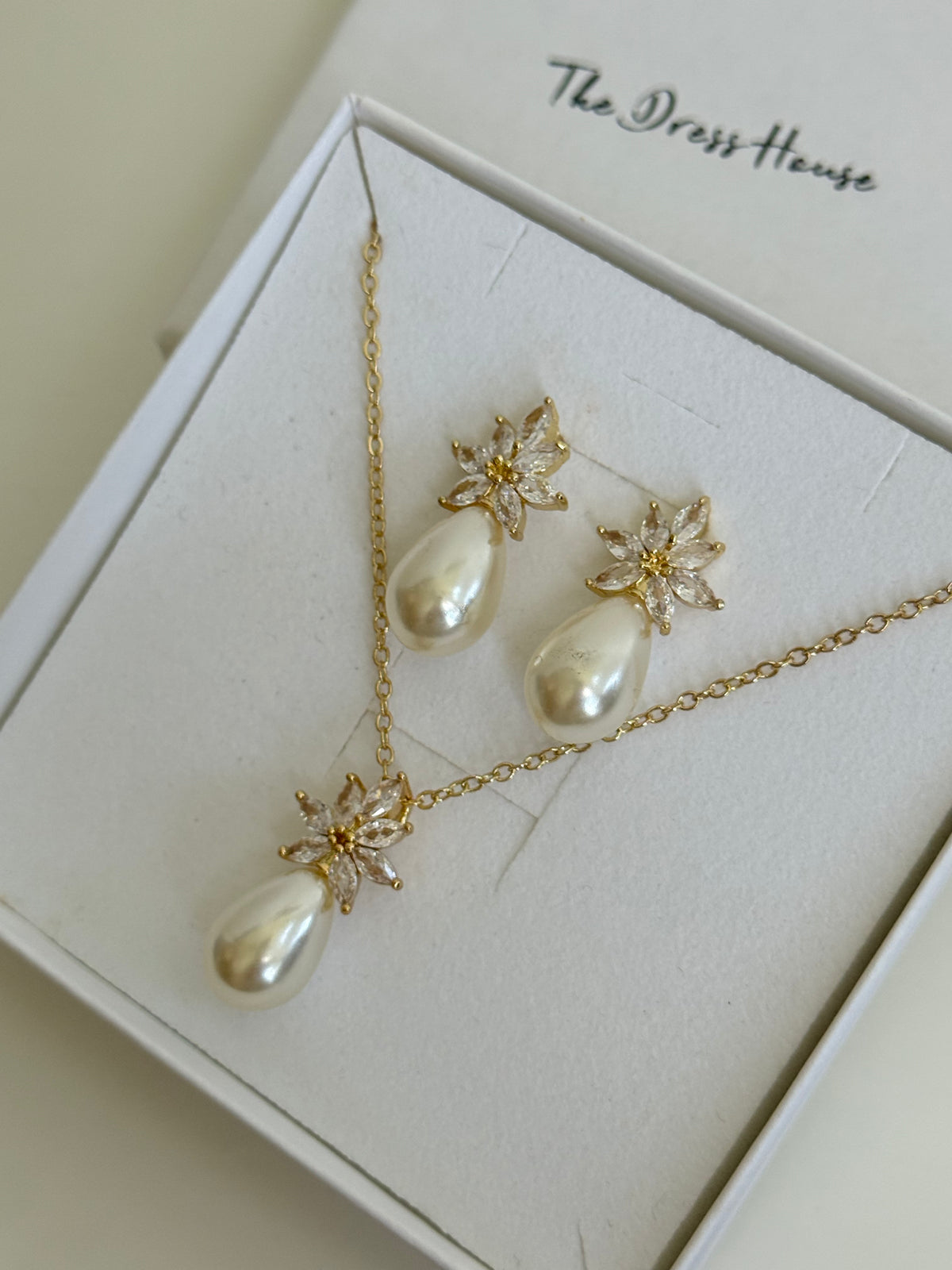 Bella - Gold Pearl Necklace Earring Gift Set