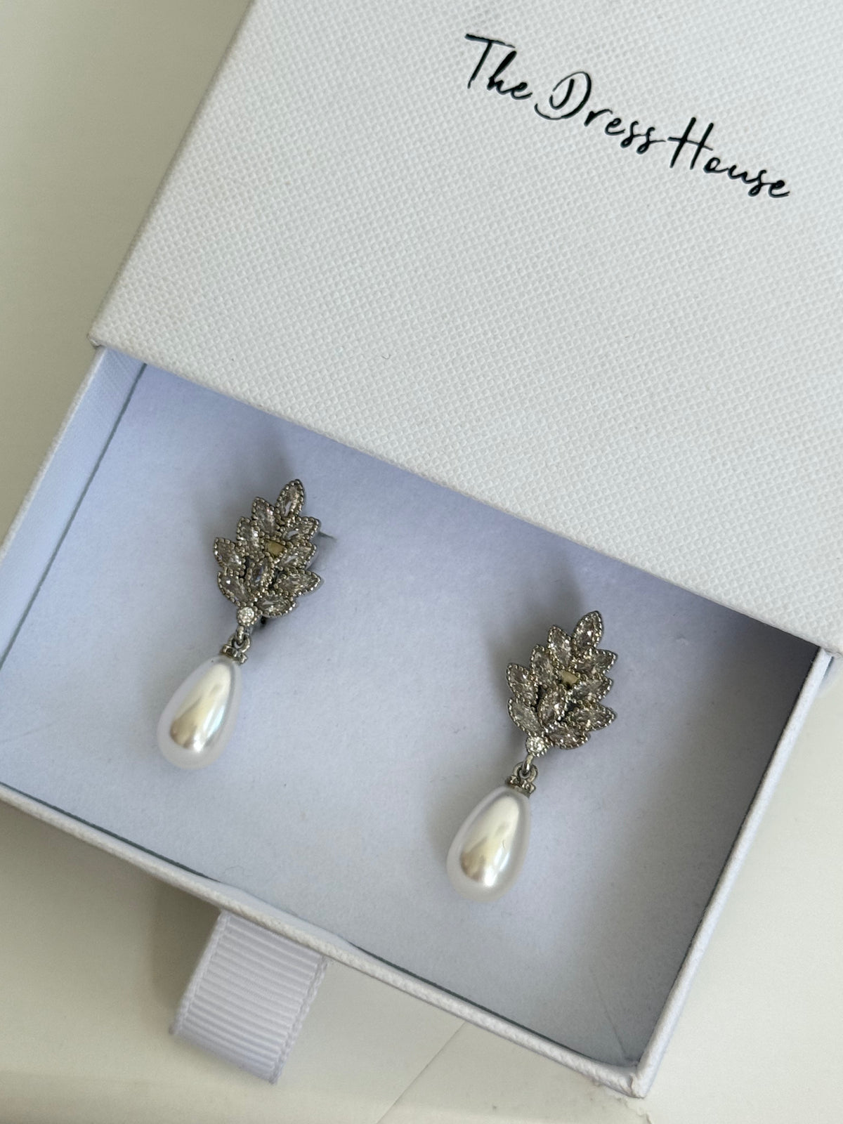 Lily - Clip On Earring Silver Pearl