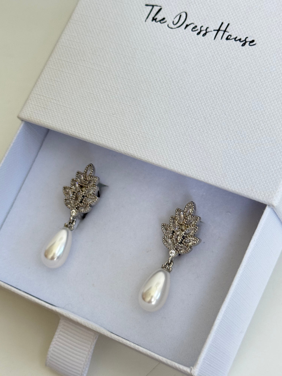 Lily - Clip On Earring Silver Pearl