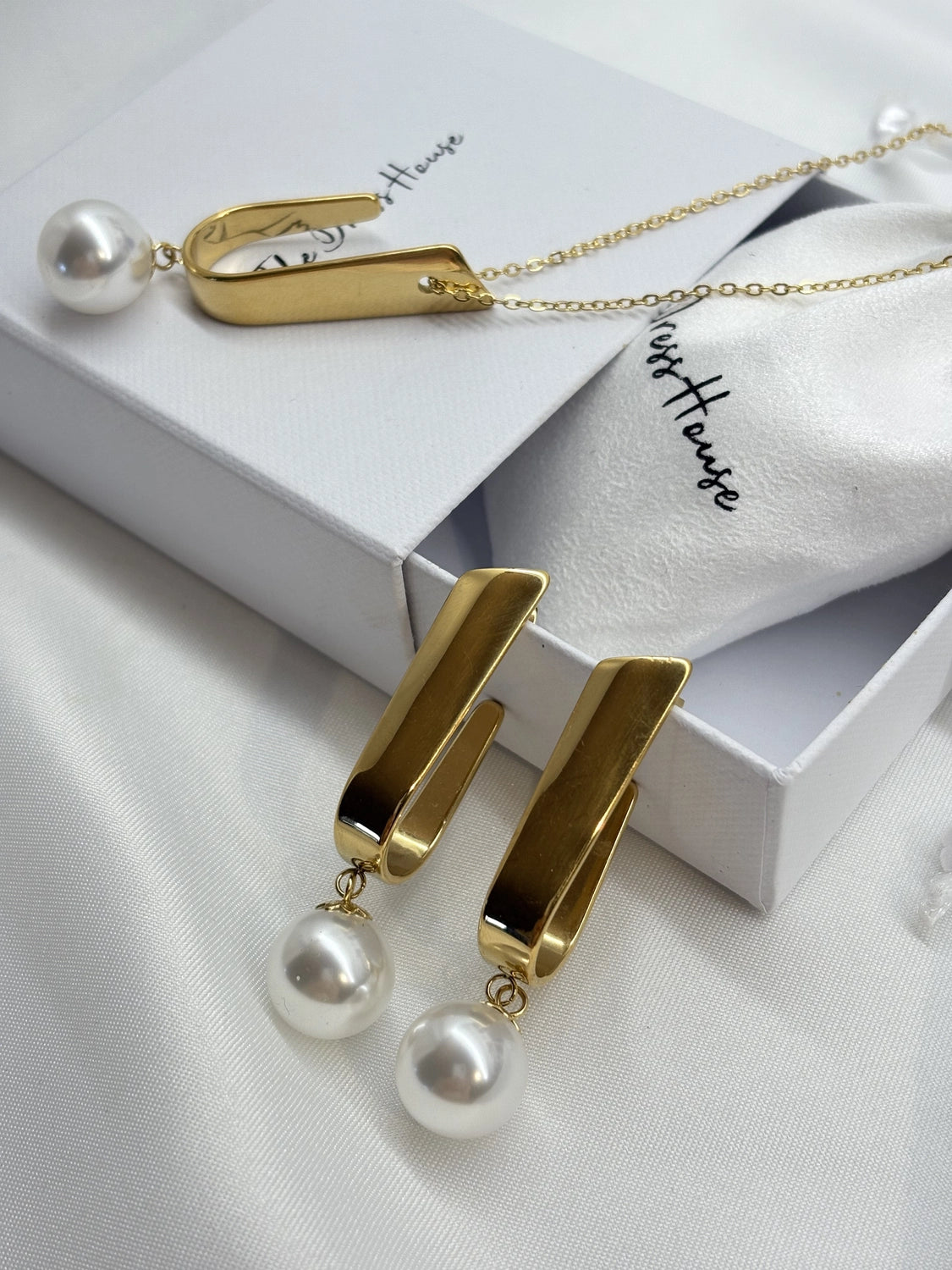 Casey Set - Gold Pearl Necklace Earring Set