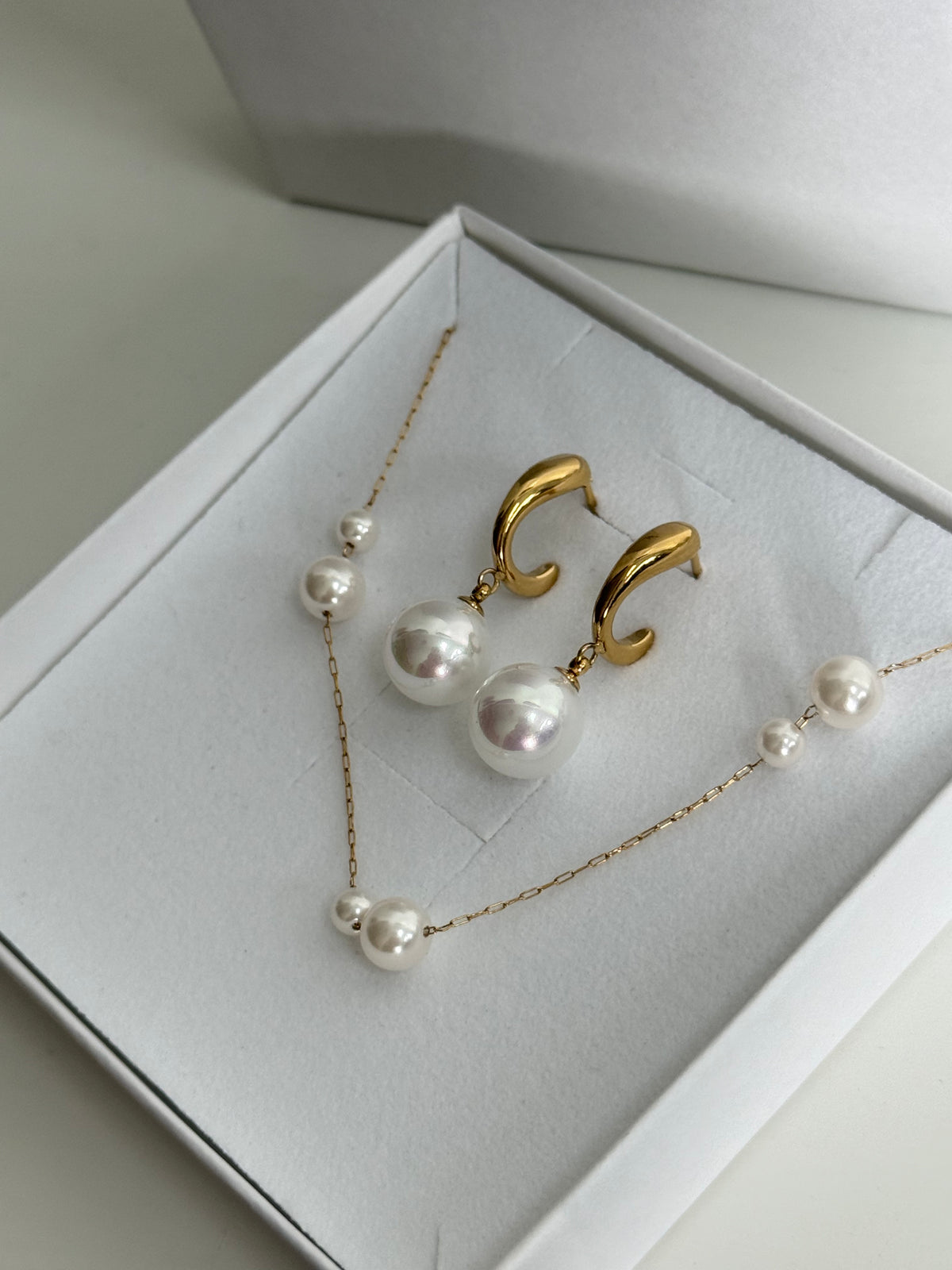 Demi Daisy - Gold Pearl Bracelet Earring Set