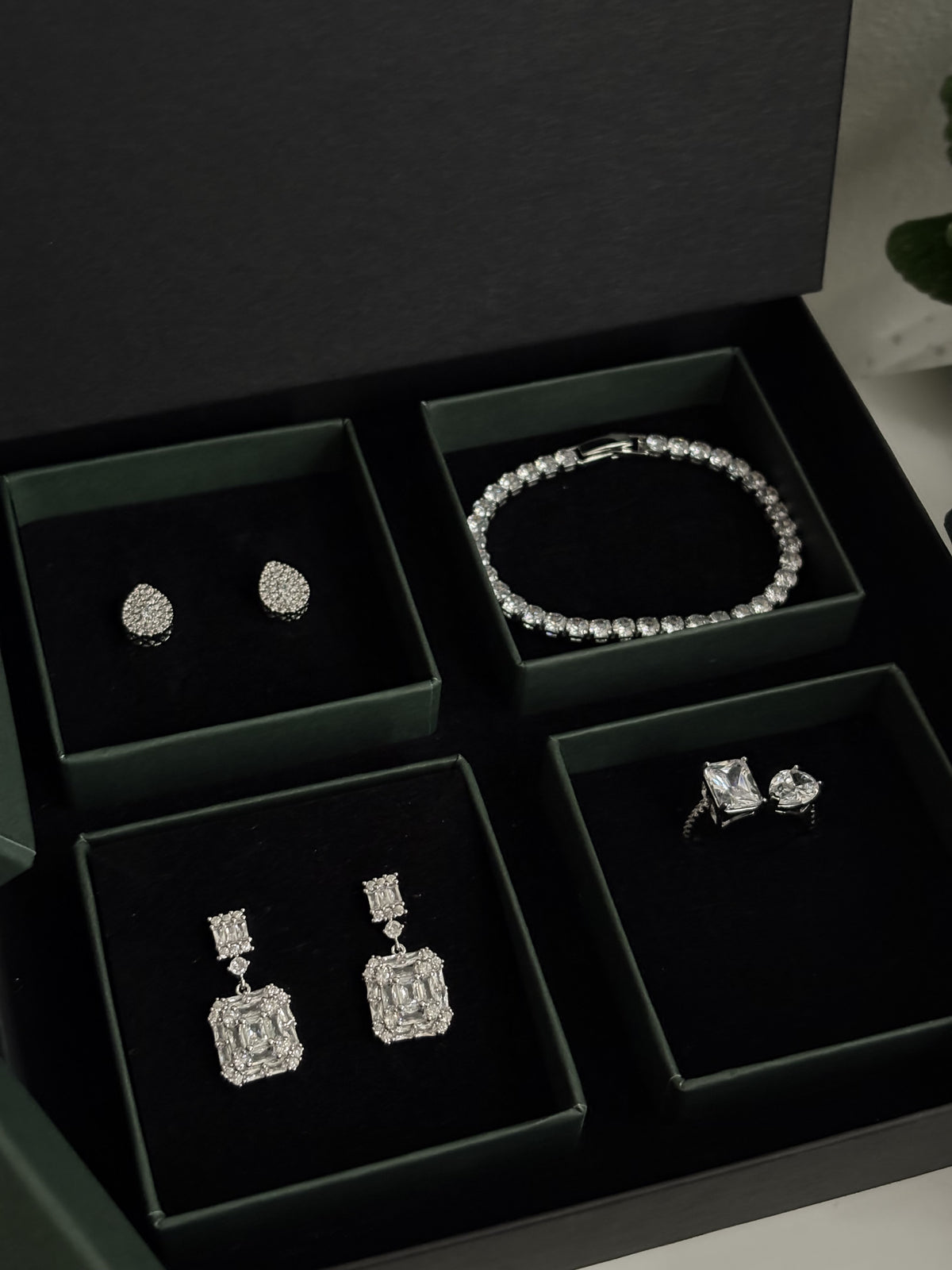 TDH Gift Box 28 - Silver Earring Bracelet Ring