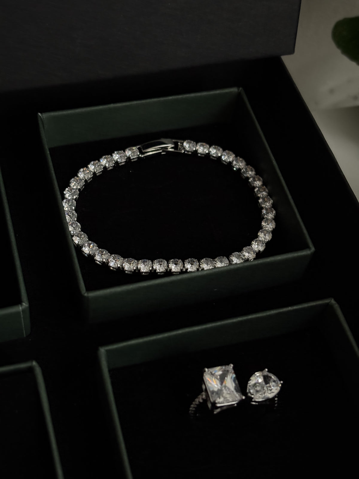 TDH Gift Box 28 - Silver Earring Bracelet Ring